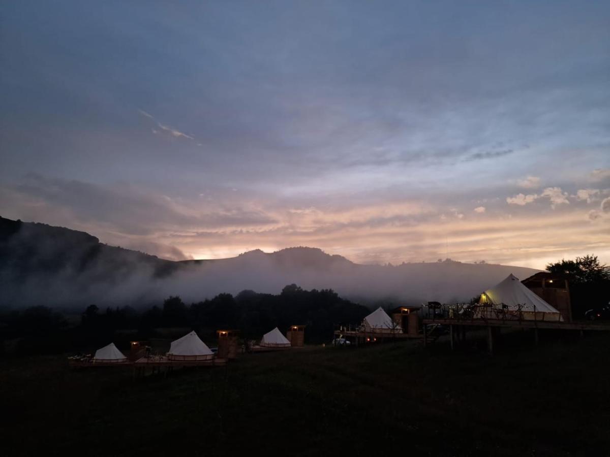 The Hunters Glamping Ξενοδοχείο Ciudanovita Εξωτερικό φωτογραφία